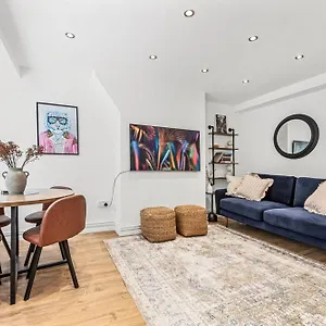 Spacious Bridge Flat Apartment London